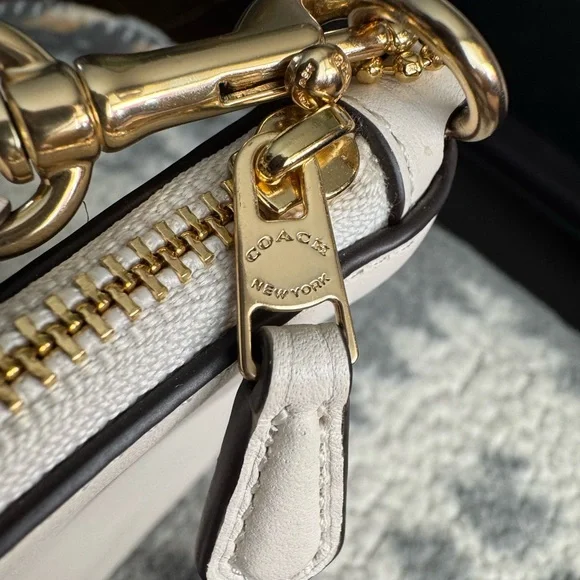 BNWOT Coach Small Wristlet With Cut Out Tea Rose – Cream/Gold - Picture 6 of 14